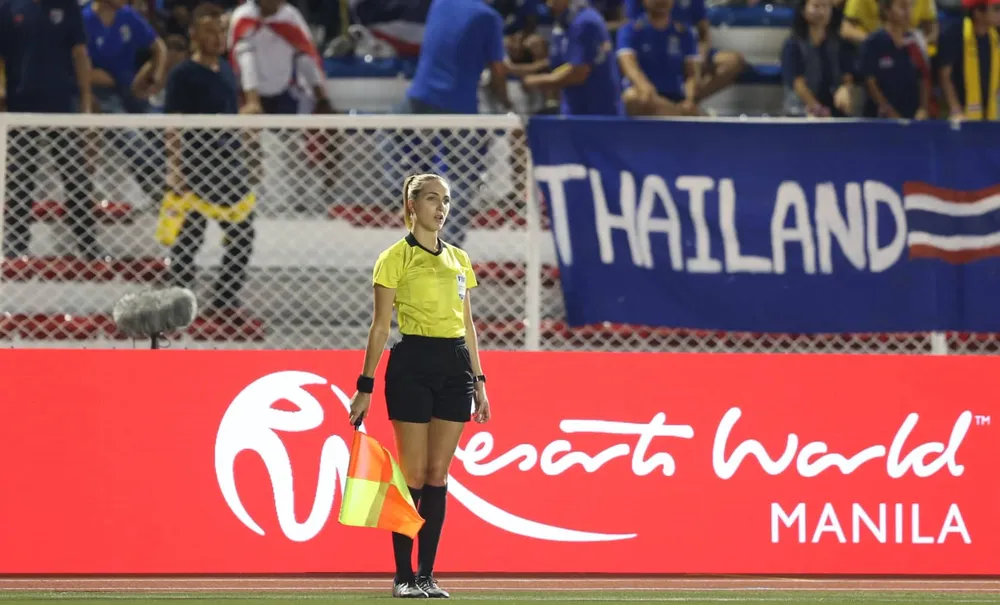 Nữ trọng tài xinh đẹp gây sốt trận chung kết bóng đá nữ ảnh 6