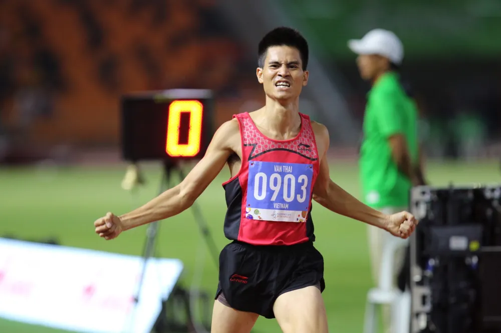 Chạy nhanh hơn đối thủ 0,1% giây, Lê Tú Chinh đoạt HCV 100m nữ ảnh 1