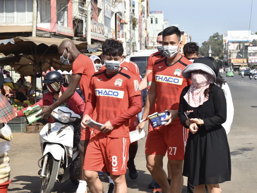 Cầu thủ HAGL nhiệt tình phát khẩu trang y tế cho người dân phố núi ảnh 5