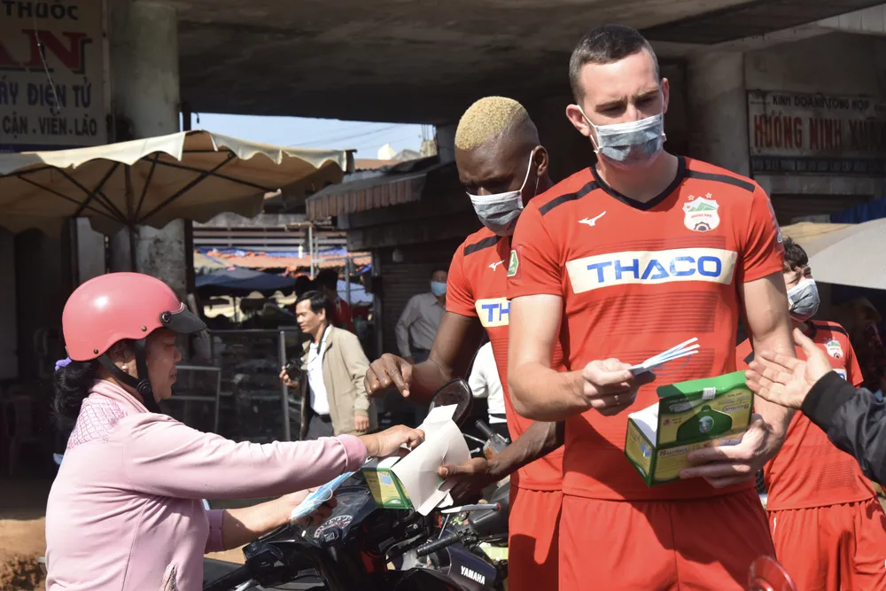 Cầu thủ HAGL nhiệt tình phát khẩu trang y tế cho người dân phố núi ảnh 3