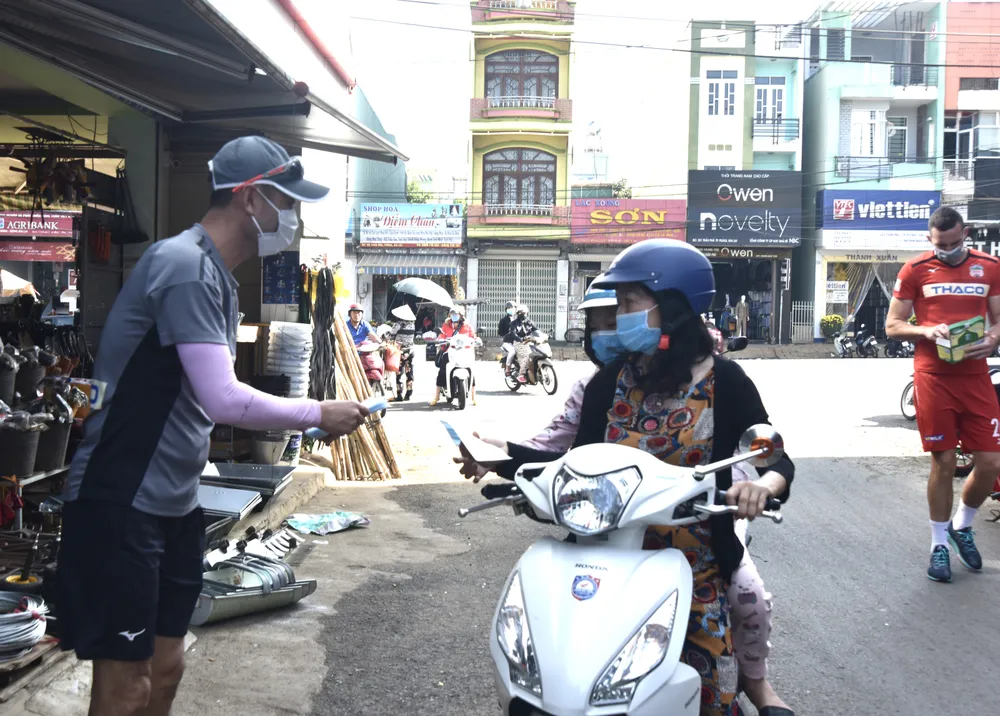 Cầu thủ HAGL nhiệt tình phát khẩu trang y tế cho người dân phố núi ảnh 2