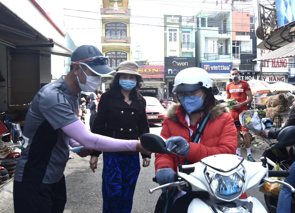 Cầu thủ HAGL nhiệt tình phát khẩu trang y tế cho người dân phố núi ảnh 1