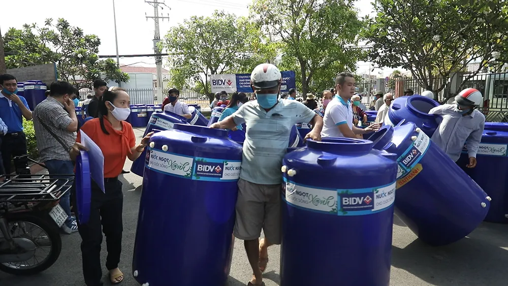 Tặng 13.300 bồn chứa nước và 39 máy lọc nước cho người nghèo tại Đồng bằng Sông Cửu Long ảnh 2