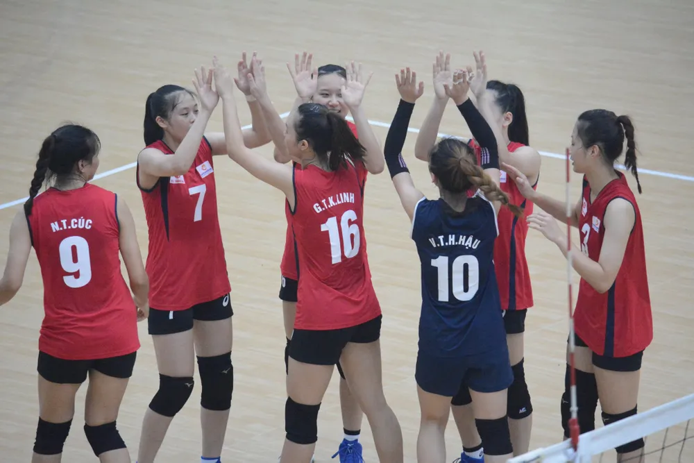 Vượt qua nhiều đối thủ mạnh, các cô gái Thông tin LVPB giành ngôi vô địch nữ.