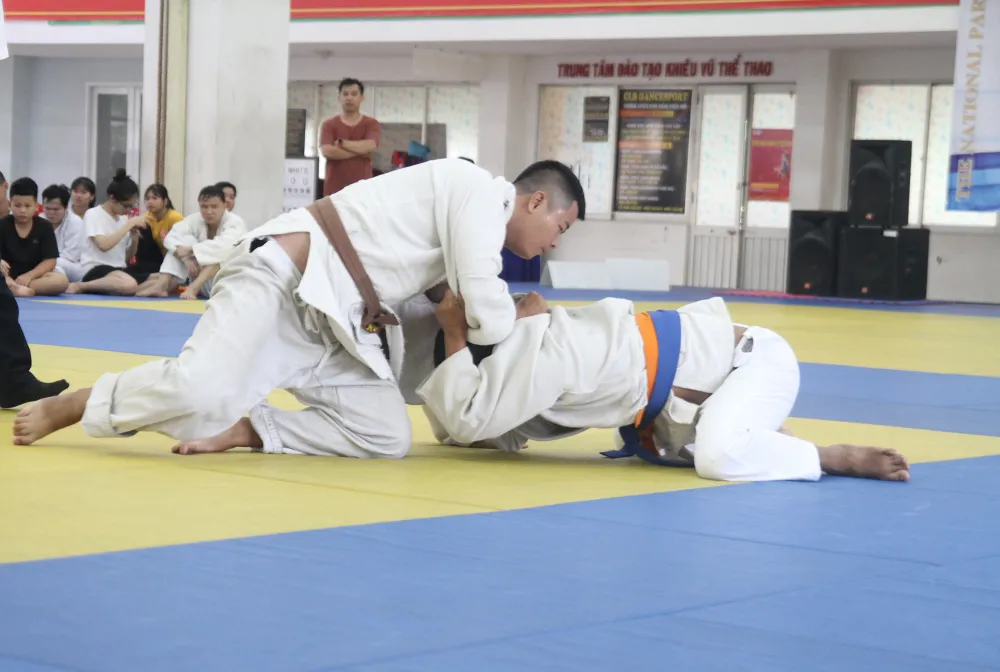 Các VĐV judo khiếm thi thi đấu tại Cúp các CLB toàn quốc 2020. Ảnh: NGUYỄN ANH