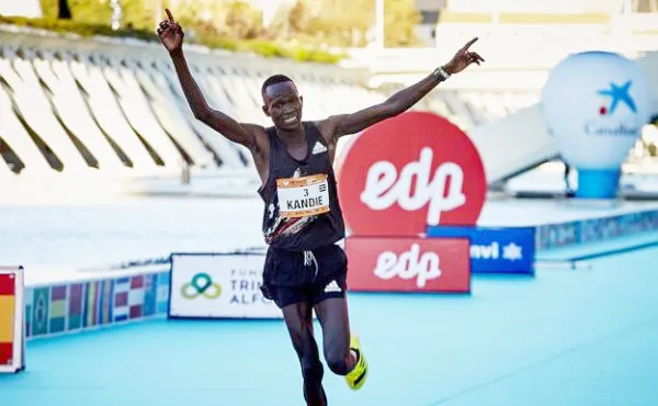 Kibiwott Kandie phá KLTG ở nội dung bán Marathon.