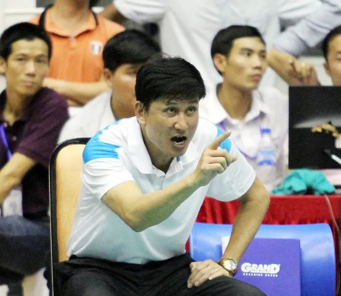 HLV Phạm Văn Long khá bức xúc trước cách điều hành chưa ổn của một số trọng tài.