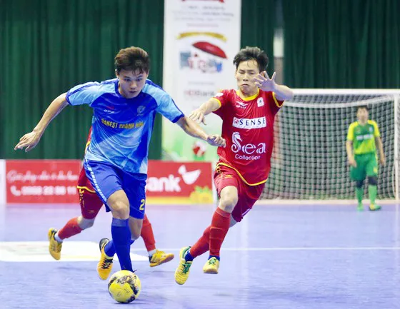 Khổng Đình Hùng (trái) vẫn luôn nỗ lực hướng về phía trước.