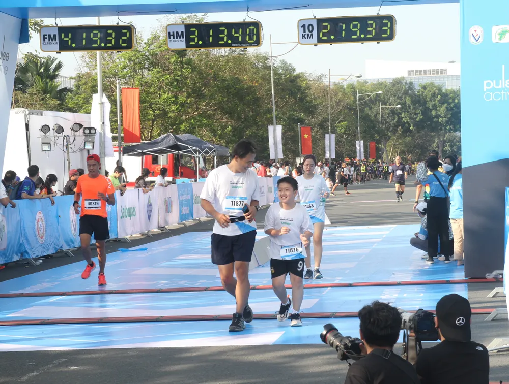 Chạy bộ đang ngày càng phổ biến trong cộng đồng ở TPHCM. Ảnh: NGUYỄN ANH