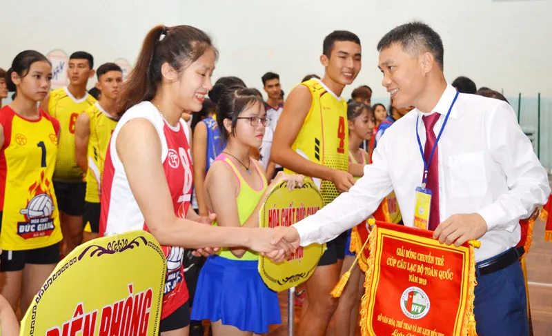 Ông Lê Trí Trường (phải, TTK Liên đoàn Bóng chuyền Việt Nam).