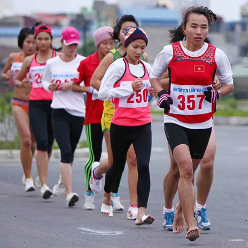 VĐV Phạm Thị Bình luôn thi đấu với đôi chân trần.