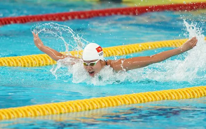Kình ngư Ánh Viên lập KLQG ở cự ly bơi 200m bướm hồ 25m.