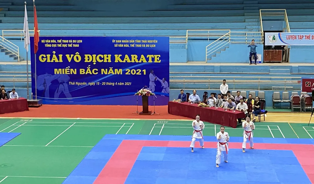 Các võ sĩ thi đấu nội dung đầu tiên ở ngày khai mạc. Ảnh: MINH CHIẾN