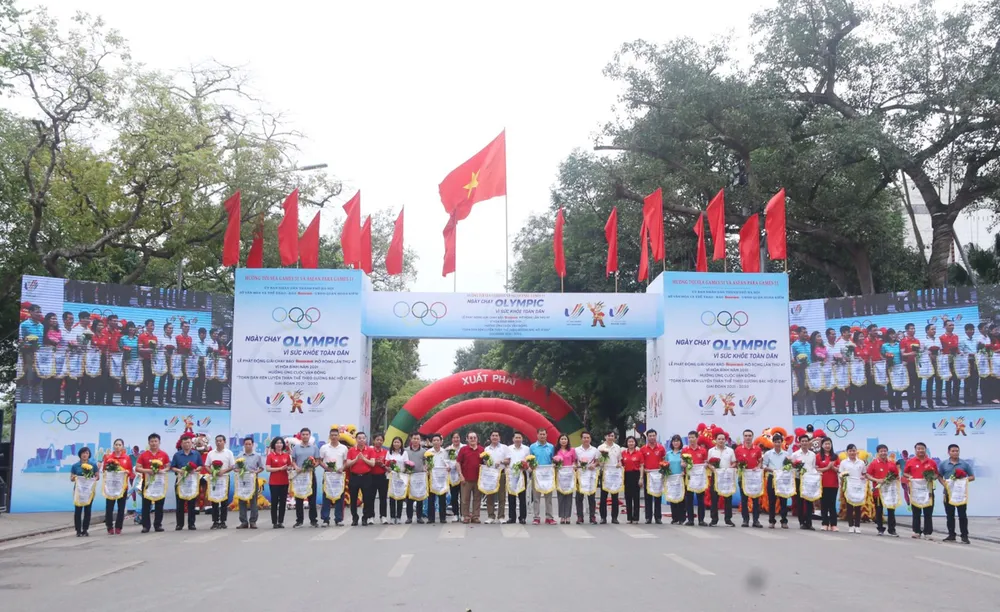 Hơn 2.000 người tham gia Ngày chạy Olympic tại hồ Hoàn Kiếm ảnh 1