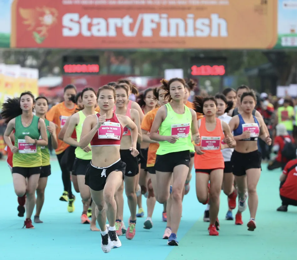 Nguyễn Thị Oanh thi đấu tại giải marathon.