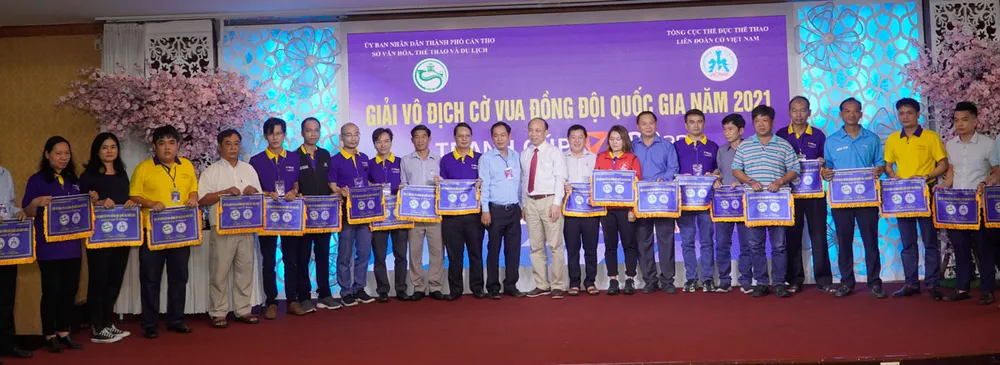 Ban tổ chức trao giải thưởng. Ảnh: M.C