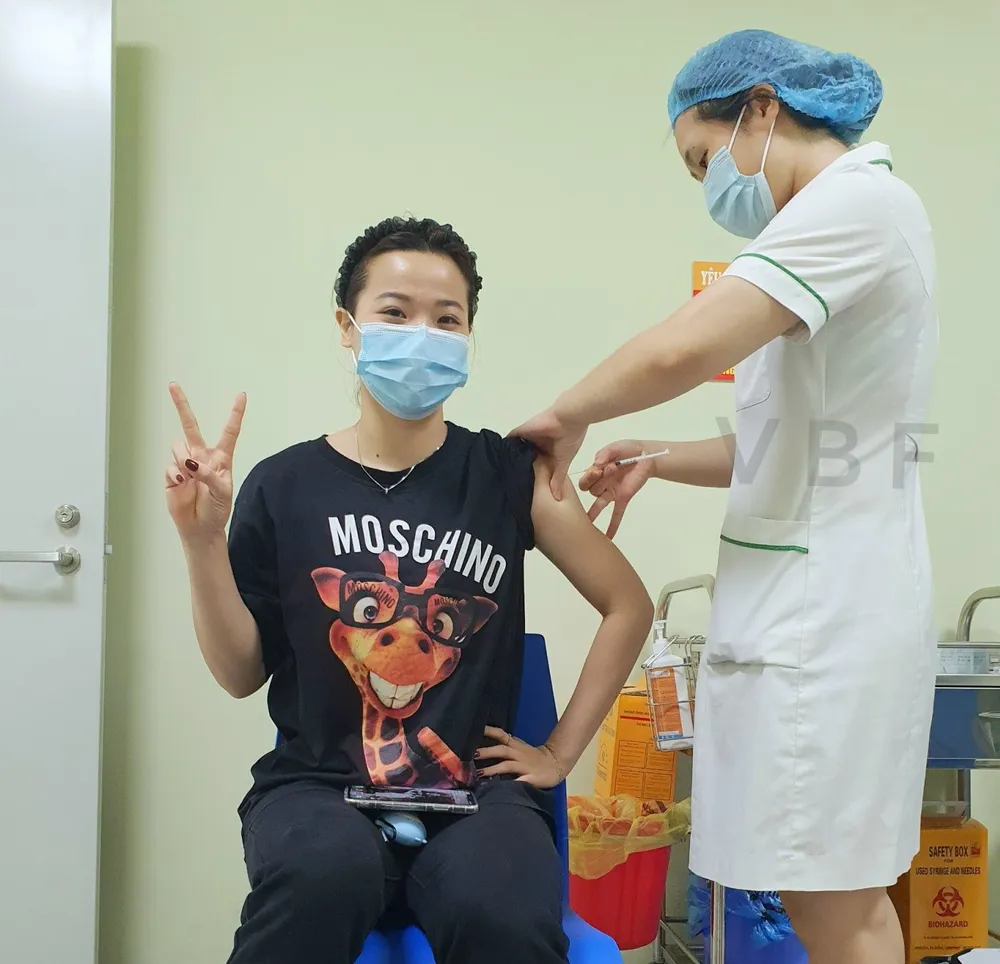 Tuyển thủ cầu lông Nguyễn Thùy Linh được tiêm mũi vaccine với mũi thứ 2 trong ngày. Ảnh: Liên đoàn cầu lông Việt Nam