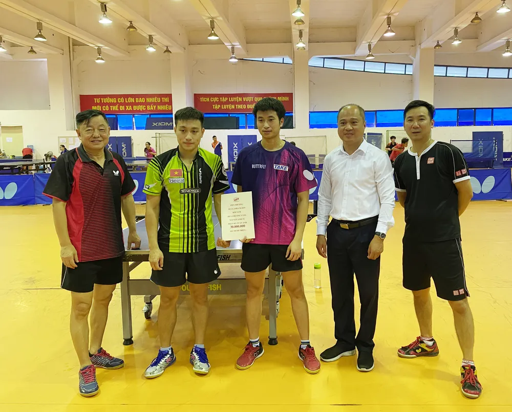 Hai tay vợt giành HCV đôi nam tại SEA Games 30-2019 nhận thưởng sau 2 năm. Ảnh: MINH CHIẾN