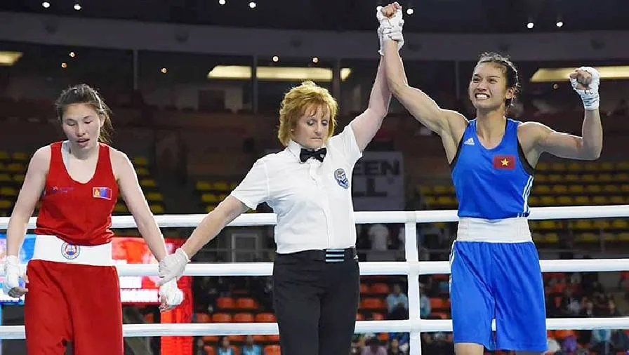 Võ sĩ Nguyễn Thị Tâm (phải) đang chờ được trao vé đến Nhật Bản.