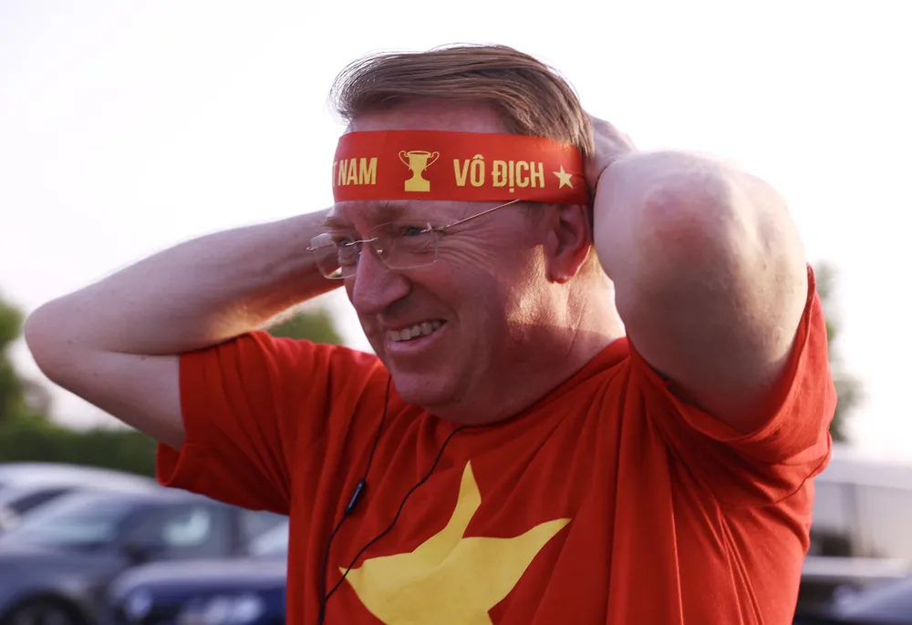 Cổ động viên Việt Nam hâm nóng bầu không khí trước trận gặp UAE ảnh 4