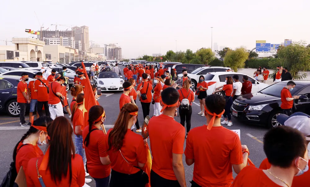 Cổ động viên Việt Nam hâm nóng bầu không khí trước trận gặp UAE ảnh 5