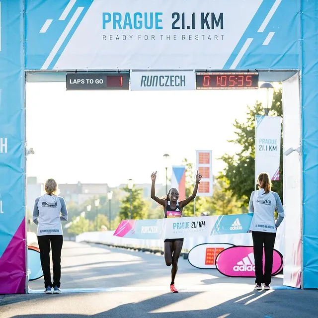 Adidas chinh phục tốc độ với siêu giày Adizero mới ảnh 1