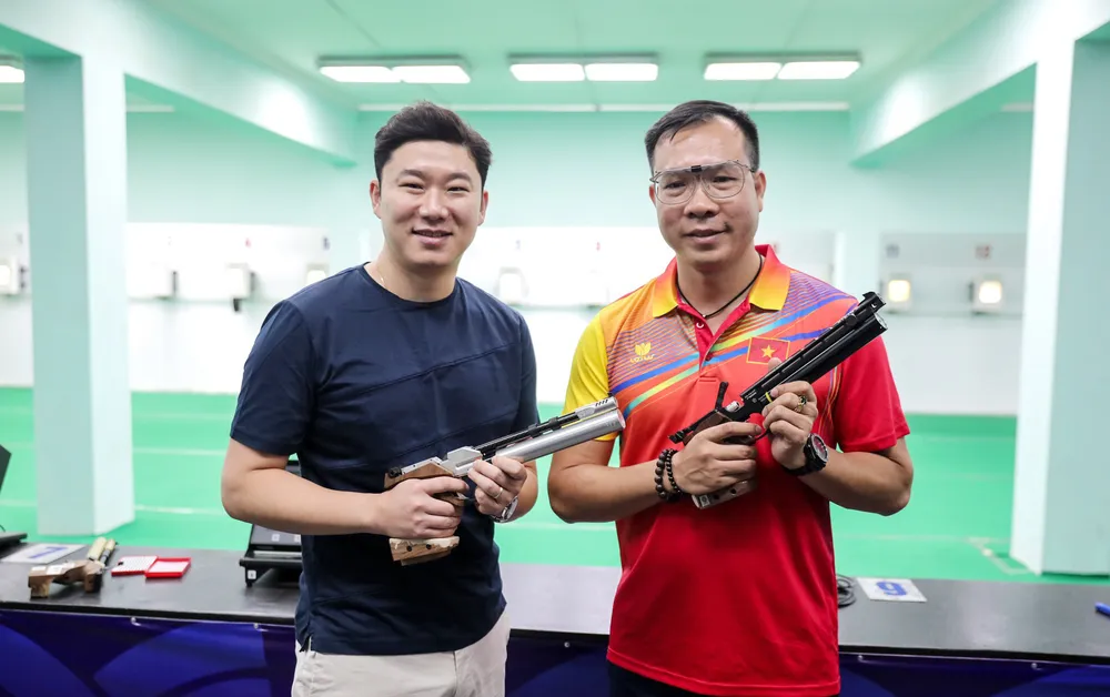 Xạ thủ Hoàng Xuân Vinh (phải).