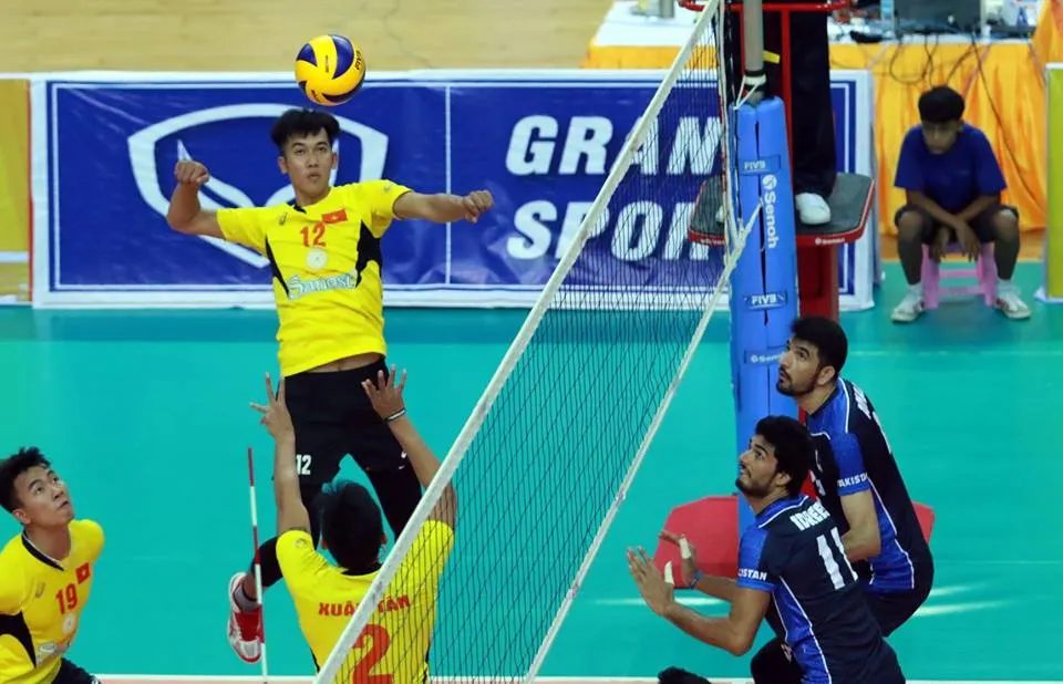 Sanest Khánh Hòa (trái) sẽ không tham dự giải CLB châu Á năm nay.