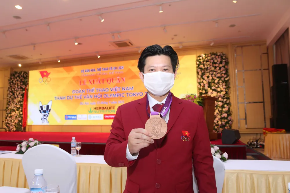 Lực sĩ Trần Lê Quốc Toàn: 'Huy chương tới muộn nhưng rất quý giá' ảnh 1