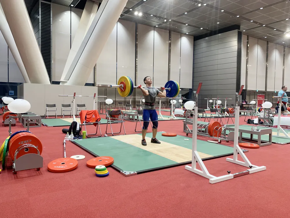 Lực sĩ Thạch Kim Tuấn tập luyện tại phòng tạ. Ảnh: T.S