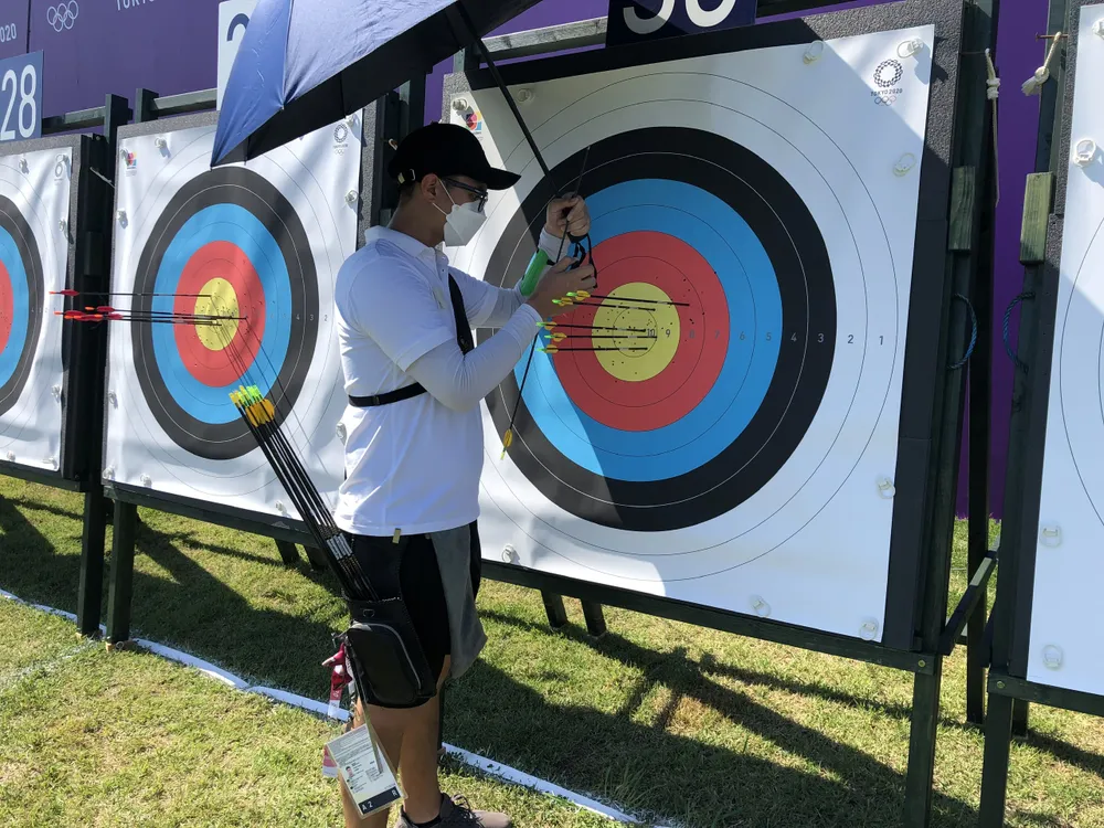 Phi Vũ kiểm tra kết quả sau khi thực hiện bài tập bắn. Ảnh: T.S