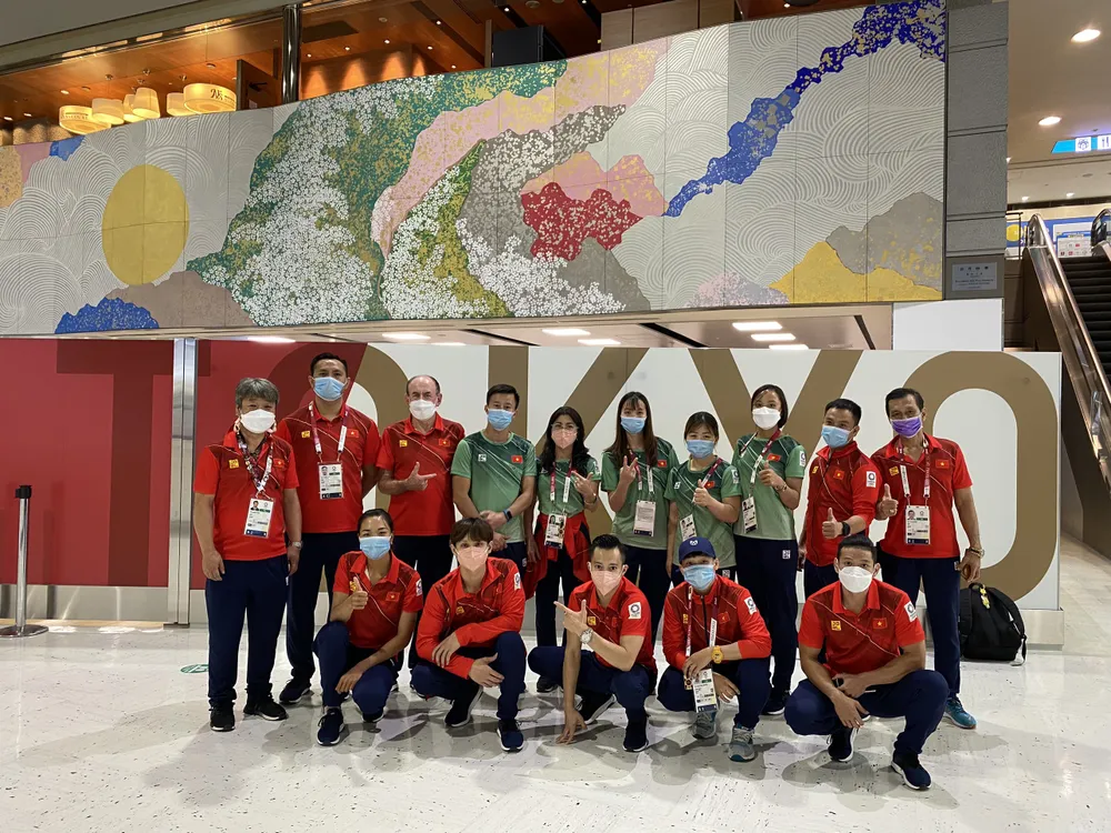 Đoàn thể thao Việt Nam chờ làm thủ tục tại sân bay ở Nhật Bản. Ảnh: T.S