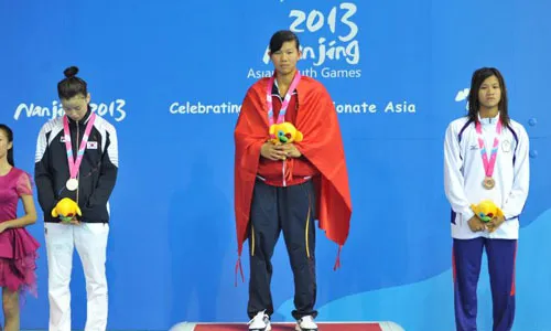 Kình ngư Nguyễn Thị Ánh Viên (giữa) tưng giành HCV tại Đại hội thể thao trẻ châu Á 2013.