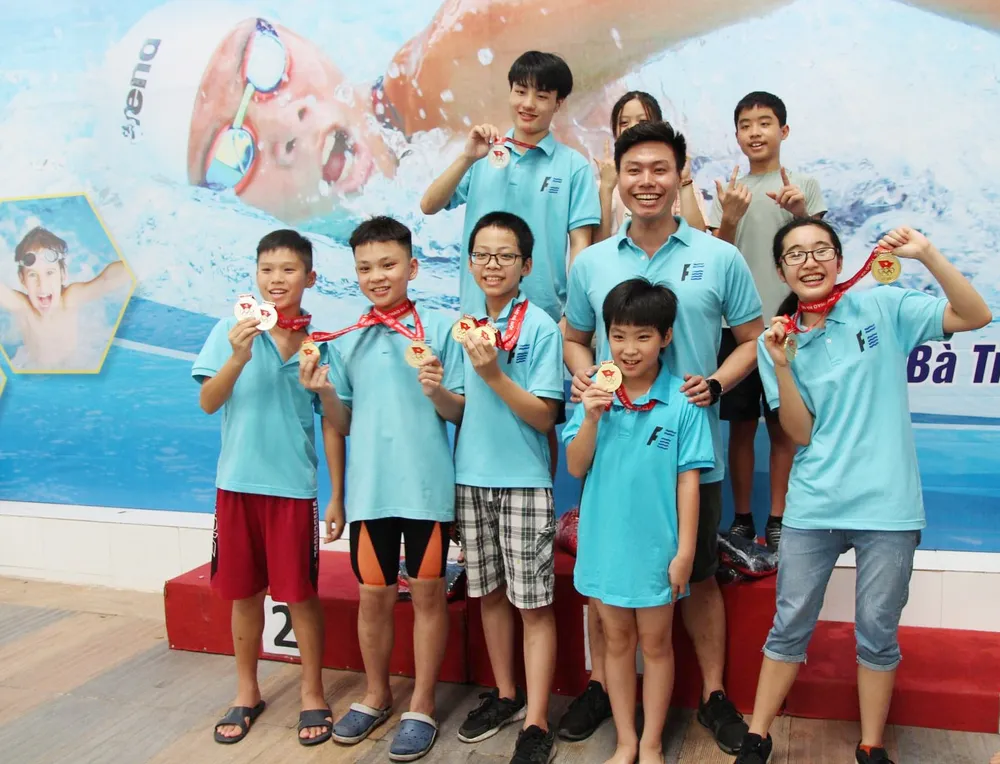 Đỗ Huy Long và các học trò nhí tại CLB. Ảnh: NVCC