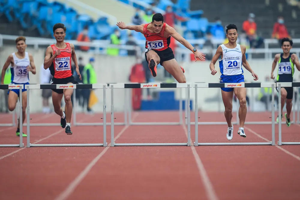 Quách Công Lịch (giữa) chưa thể giúp Thanh Hoá giành HCV ở nội dung tiếp sức. Ảnh: MINH HOÀNG