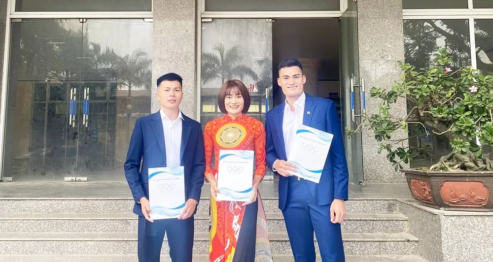 3 tuyển thủ Lương Văn Thao, Quách Thị Lan, Quách Công Lịch trong buổi kết nạp Đảng viên.