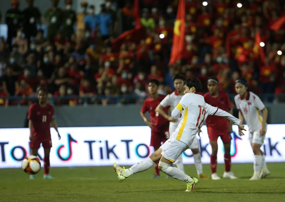 Hải Yến thực hiện quả phạt 11m ở bàn thắng thứ 2 cho đội chủ nhà. Ảnh: DŨNG PHƯƠNG