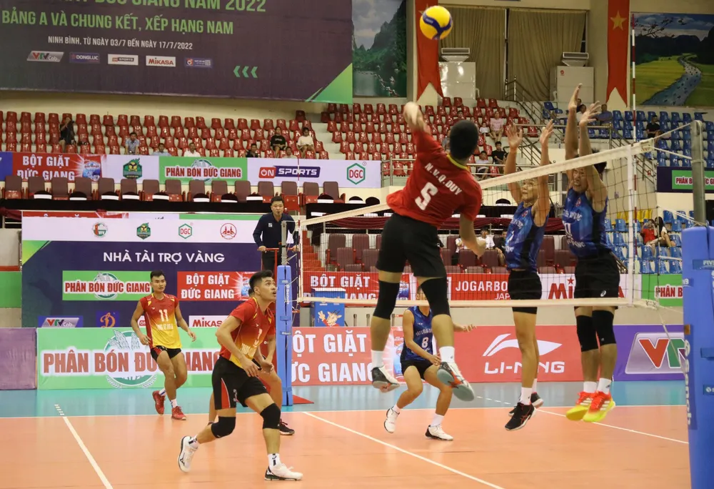 Giải bóng chuyền VĐQG 2022: Chậm trễ lắp 'mắt thần', trọng tài lại bị chỉ trích ảnh 1