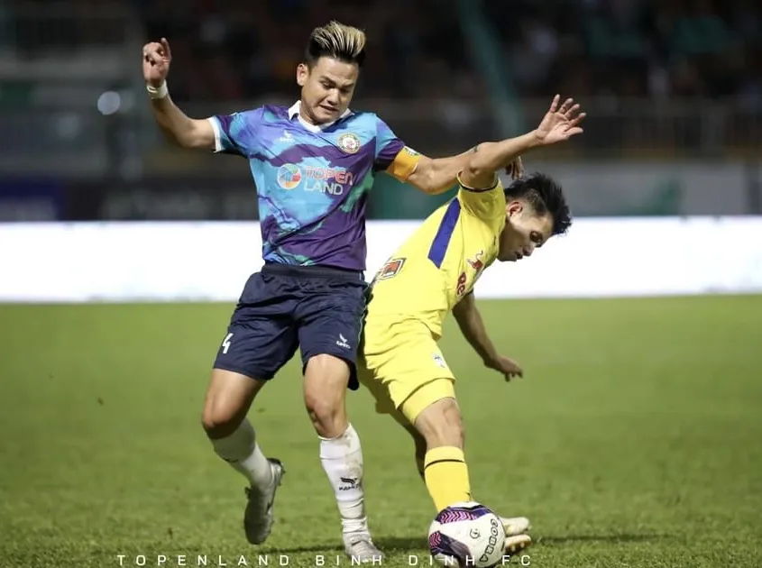 HA.GL có 1 điểm may mắn từ quả phạt 11m khó hiểu của trọng tài ảnh 1