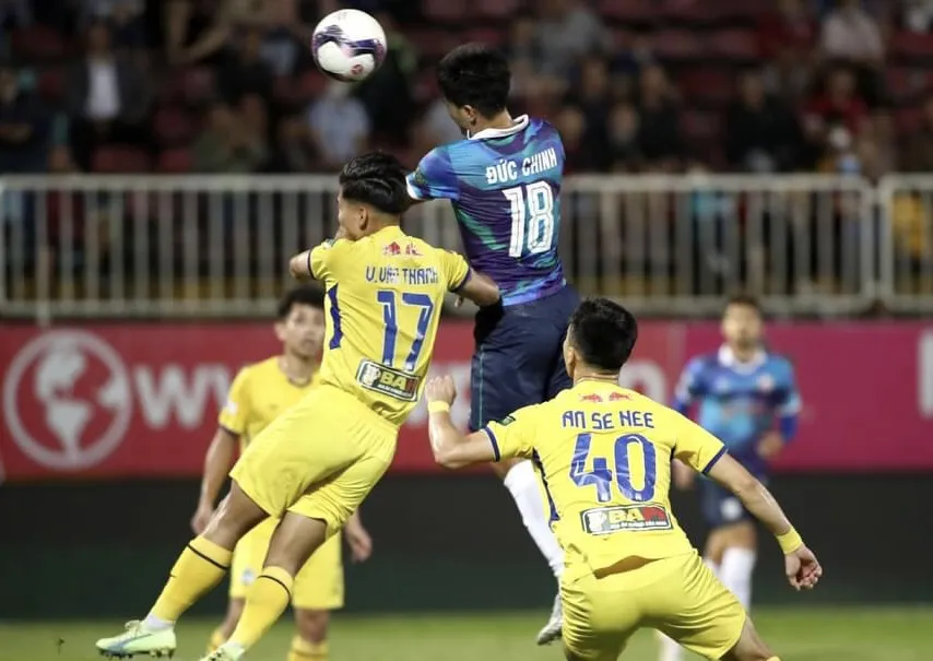 HA.GL có 1 điểm may mắn từ quả phạt 11m khó hiểu của trọng tài ảnh 2