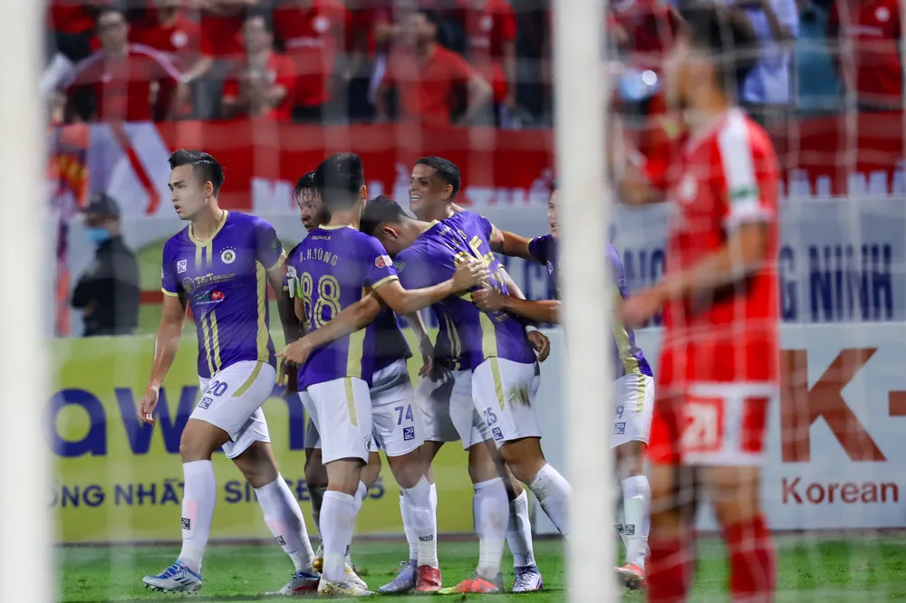 Ngoại binh tỏa sáng giúp CLB Hà Nội lấy lại ngôi đầu ảnh 1