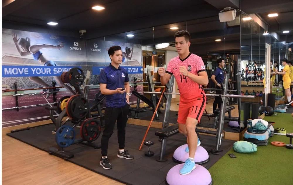 Bác sỹ Trần Huy Thọ của trung tâm RTD Rehab trực tiếp điều trị cho hai tuyển thủ Trọng Hoàng/Tiến Linh