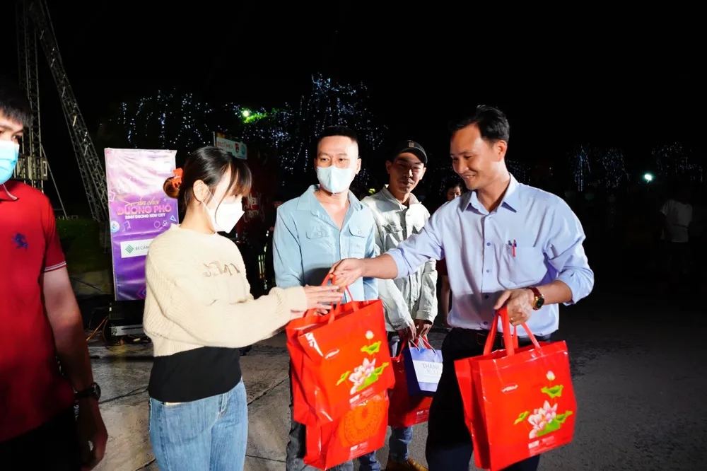 Ban tổ chức trao quà cho các em thiếu nhi và các anh chị Thanh niên Công nhân có hoàn cảnh khó khăn