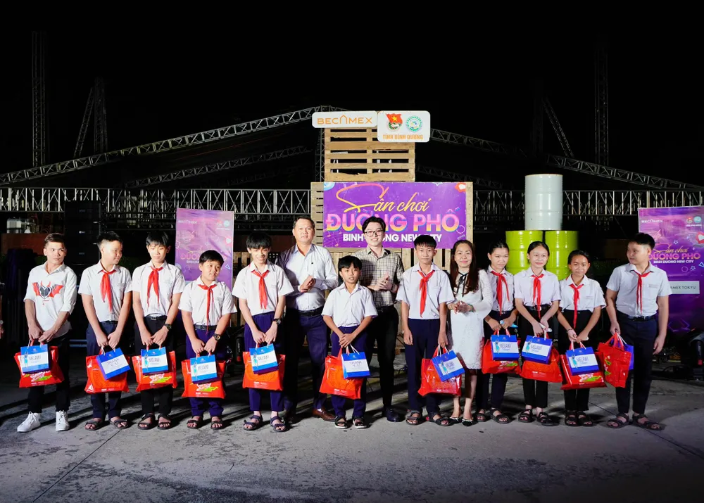 Ban tổ chức đã trao những phần quà nhằm góp phần đem lại mùa Giáng sinh thật ấm áp đến với các em thiếu nhi