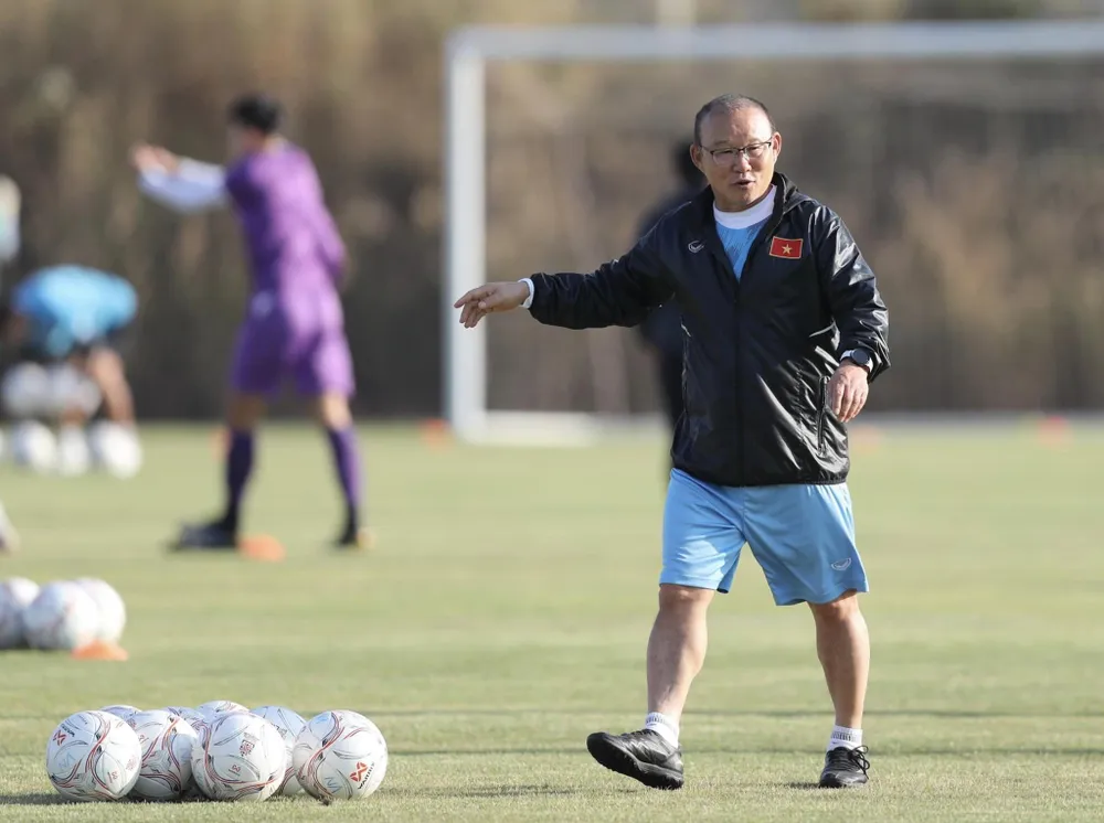 HLV Park Hang-seo cùng các học trò nghiên cứu băng hình các trận gần đây của Malaysia