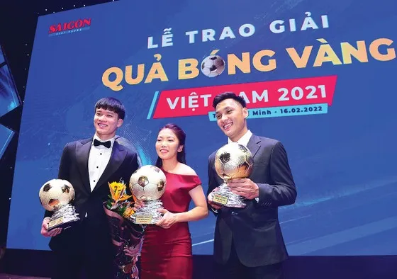 Các cầu thủ đoạt danh hiệu Quả bóng vàng Nam, Nữ và Futsal năm 2021. Ảnh: DŨNG PHƯƠNG 