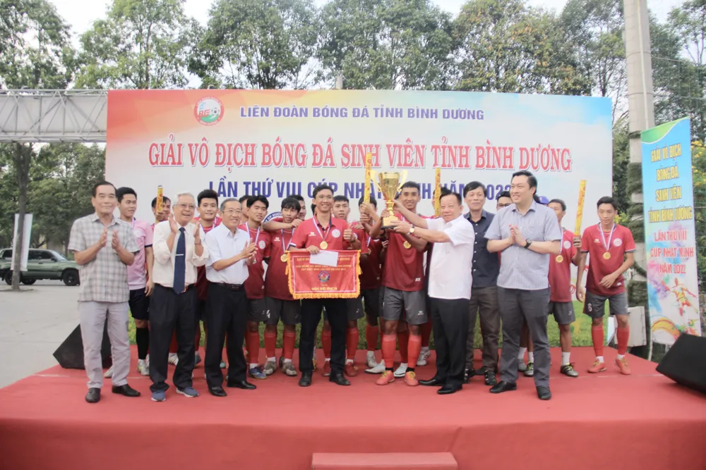 Ông Nguyễn Văn Hùng, Chủ tịch HĐQT Công ty Becamex IDC trao Cúp vô địch cho đội Trường Cao đẳng Nghề Việt Nam - Singapore