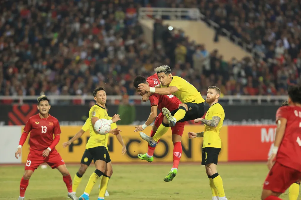 Cú đánh đầu "xé" lưới Malaysia của Tiến Linh