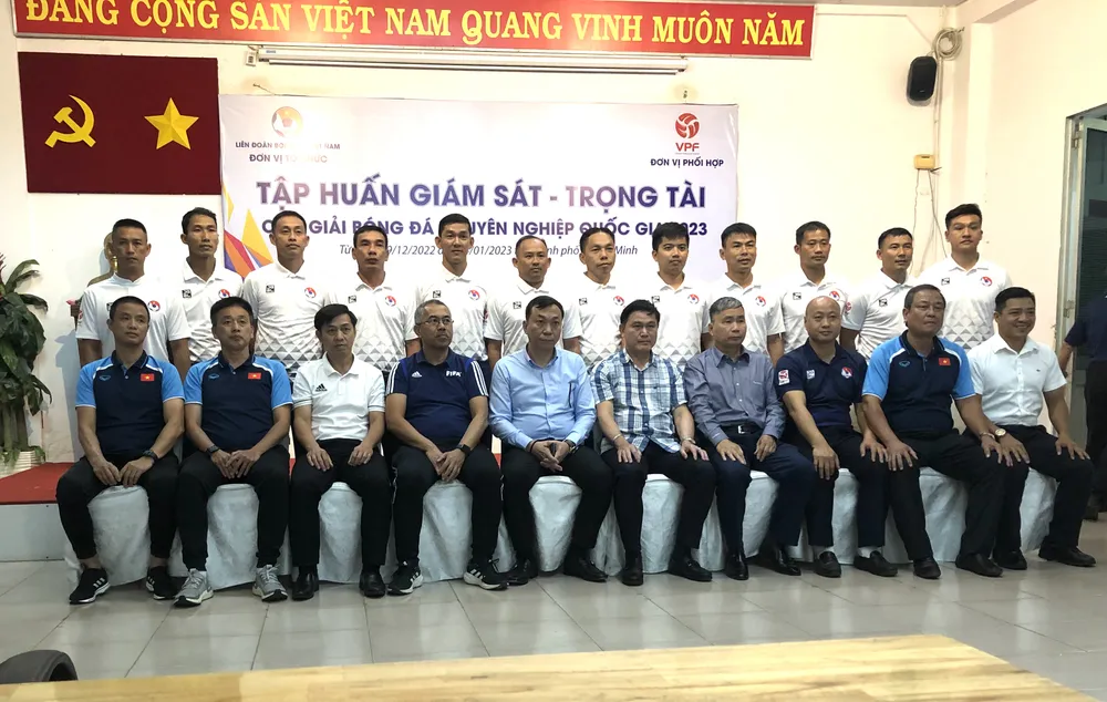 Ban tổ chức và các trọng tài chụp ảnh lưu niệm