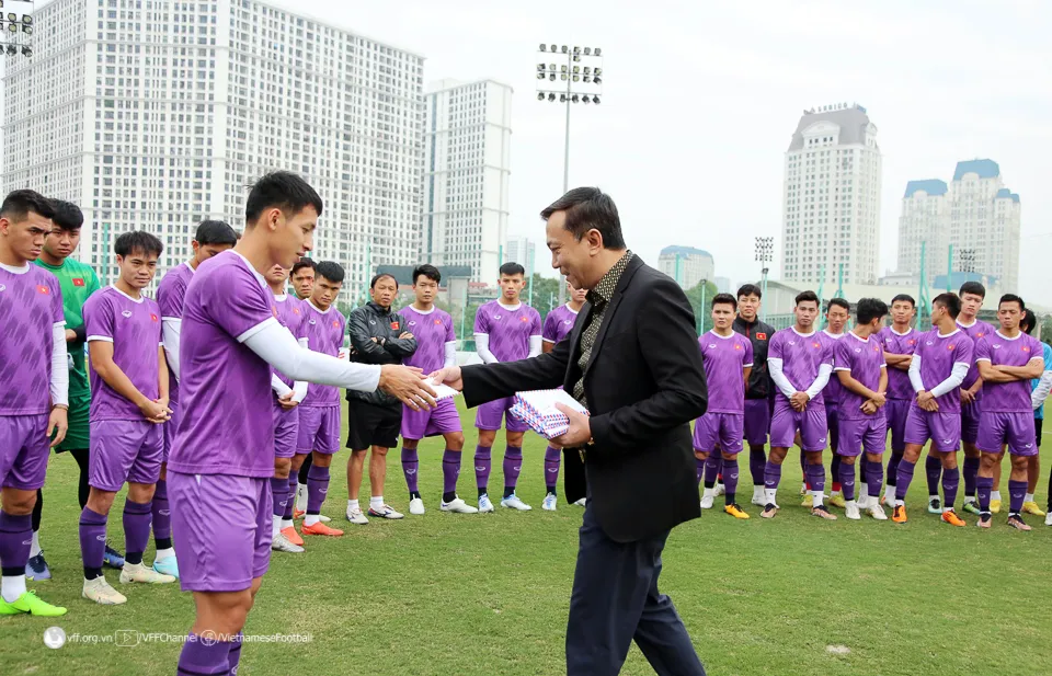 Chủ tịch VFF Trần Quốc Tuấn trao phong bì lì xì đầu năm đến các thành viên đội tuyển Việt Nam
